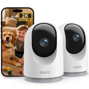 Två vita GNCC-kameror med svarta objektiv framför en smartphone som visar barn och hund.