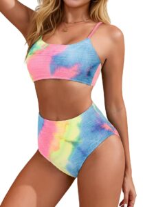 Modell bär regnbågsfärgad bikini med ribbad topp och högmidjade bikinitrosor.