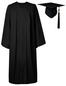 Svart examenskåpa med matchande fyrkantig examenshatt och tofs.