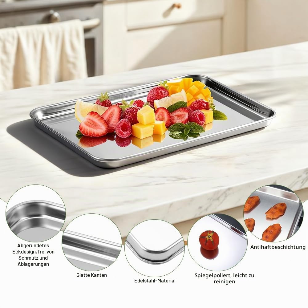 Rektangulärt silverfärgat fat med färsk frukt på en köksbänk.