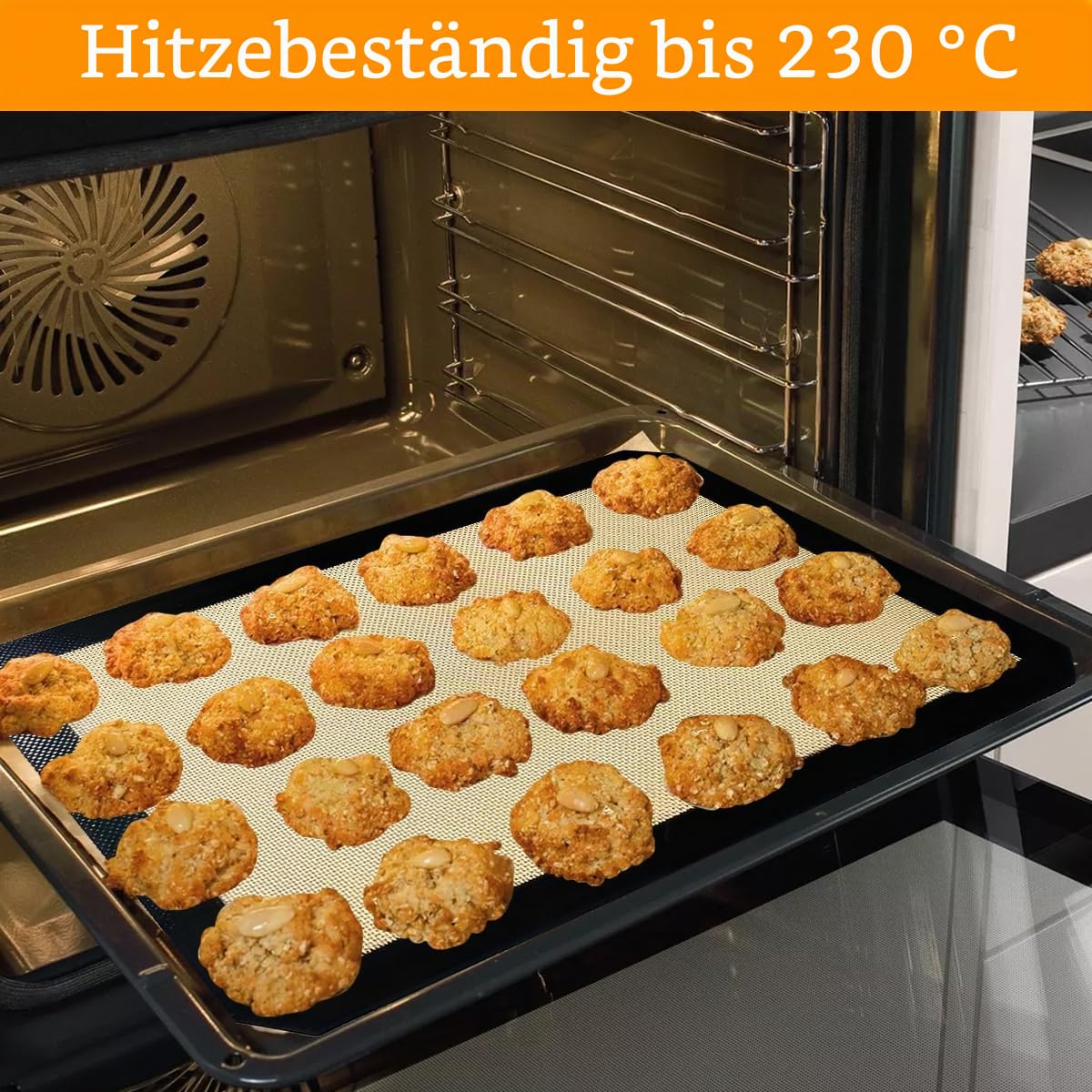 Ugnsplåt med gräddade kakor på en perforerad bakmatta.