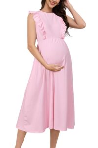 Gravid modell bär en ljusrosa midiklänning med volangdetaljer framtill.