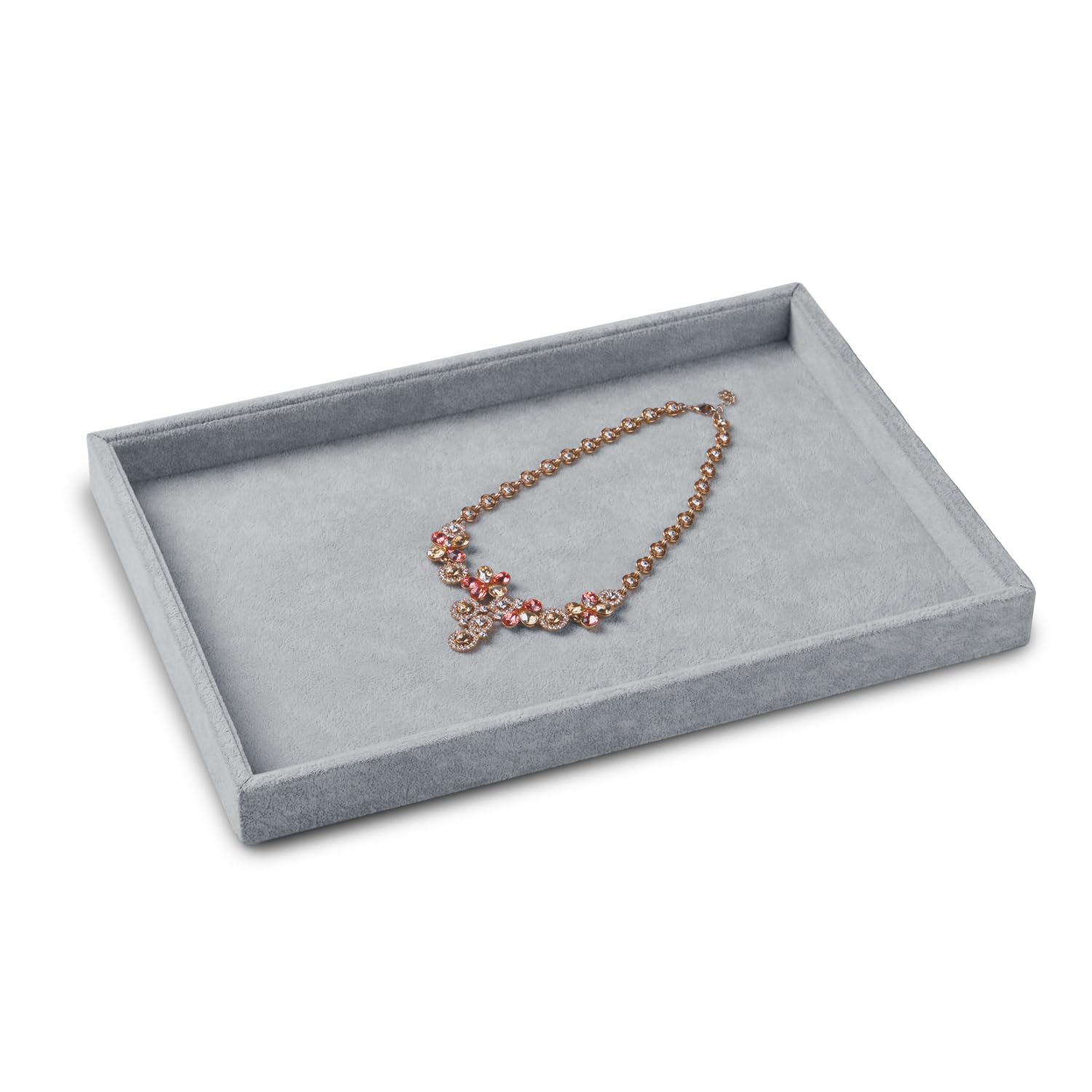 Grå sammetsbricka med ett halsband placerat i mitten.