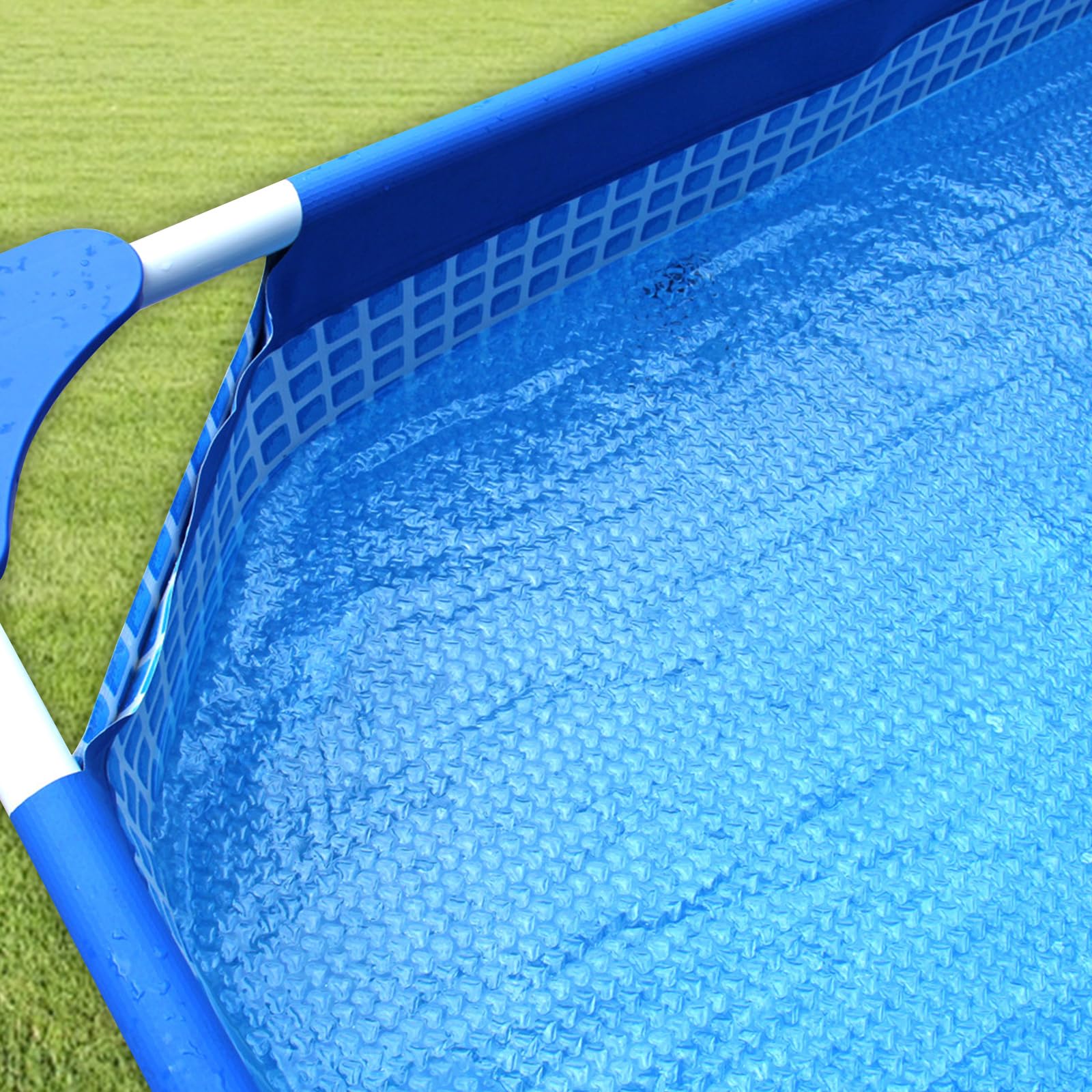 Blått poolöverdrag med synliga luftbubblor i en poolkant.