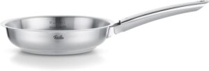 Fissler stekpanna i rostfritt stål med långt handtag, sedd från sidan.