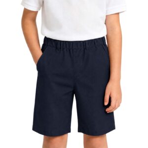Pojke i vit tröja bär marinblå knälånga chinoshorts med resår och sidofickor.