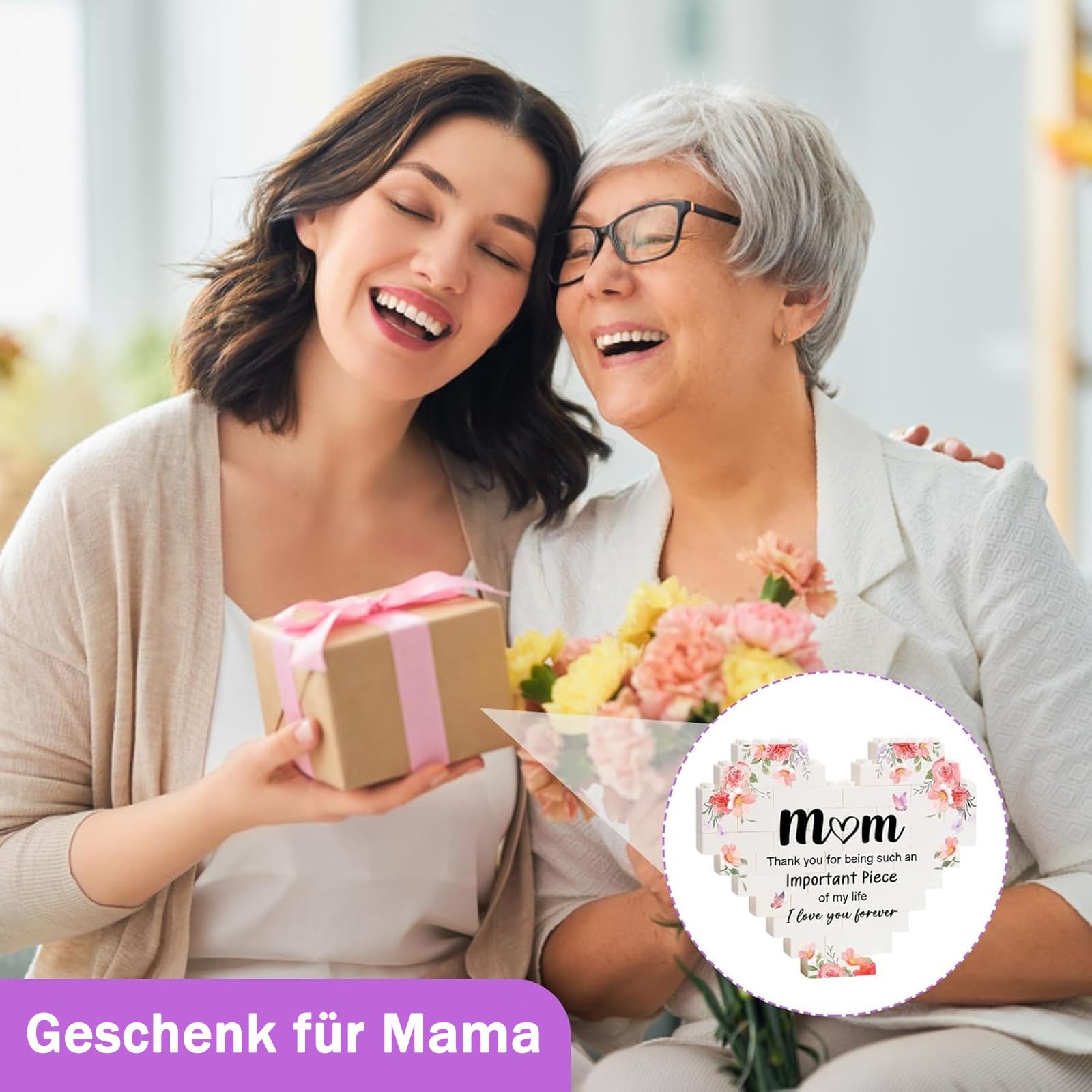 Två kvinnor ler tillsammans; den ena håller ett inslaget paket och en rund ”Mom”-dekoration syns.