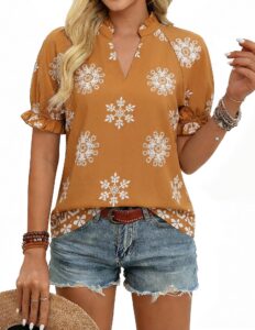Brun blus med vit blommönstrad dekor, V-ringning och korta volangärmar, buren till jeansshorts.