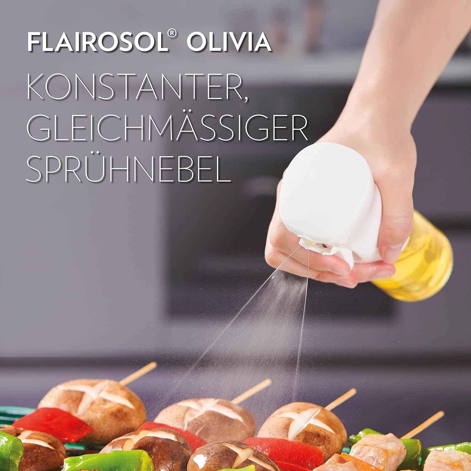 Hand håller en vit sprayflaska som sprutar en jämn stråle över grillspett.