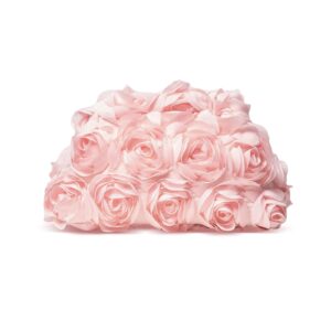 Rosa clutchväska täckt av rosformade detaljer på vit bakgrund
