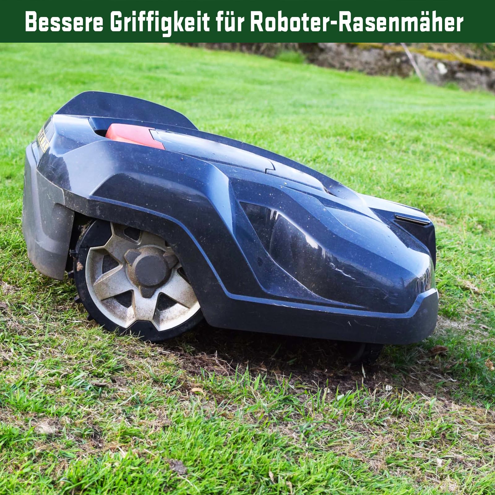 Robotgräsklippare på gräsmatta med förstärkningsnät.