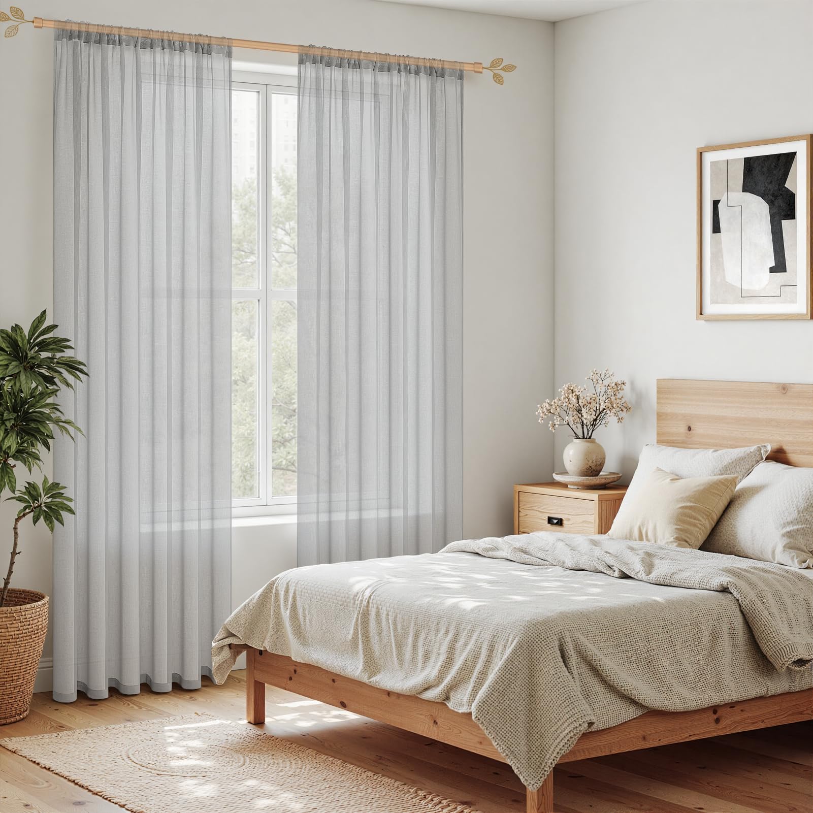 Halvtransparent grå gardin hänger framför ett fönster i ett ljust sovrum.