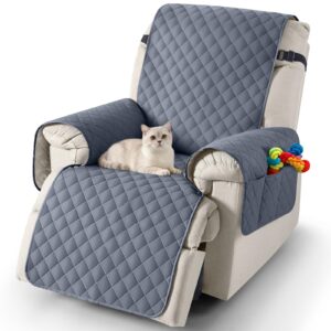 Grått quiltat fåtöljöverdrag med katt och leksaker i sidofickan.