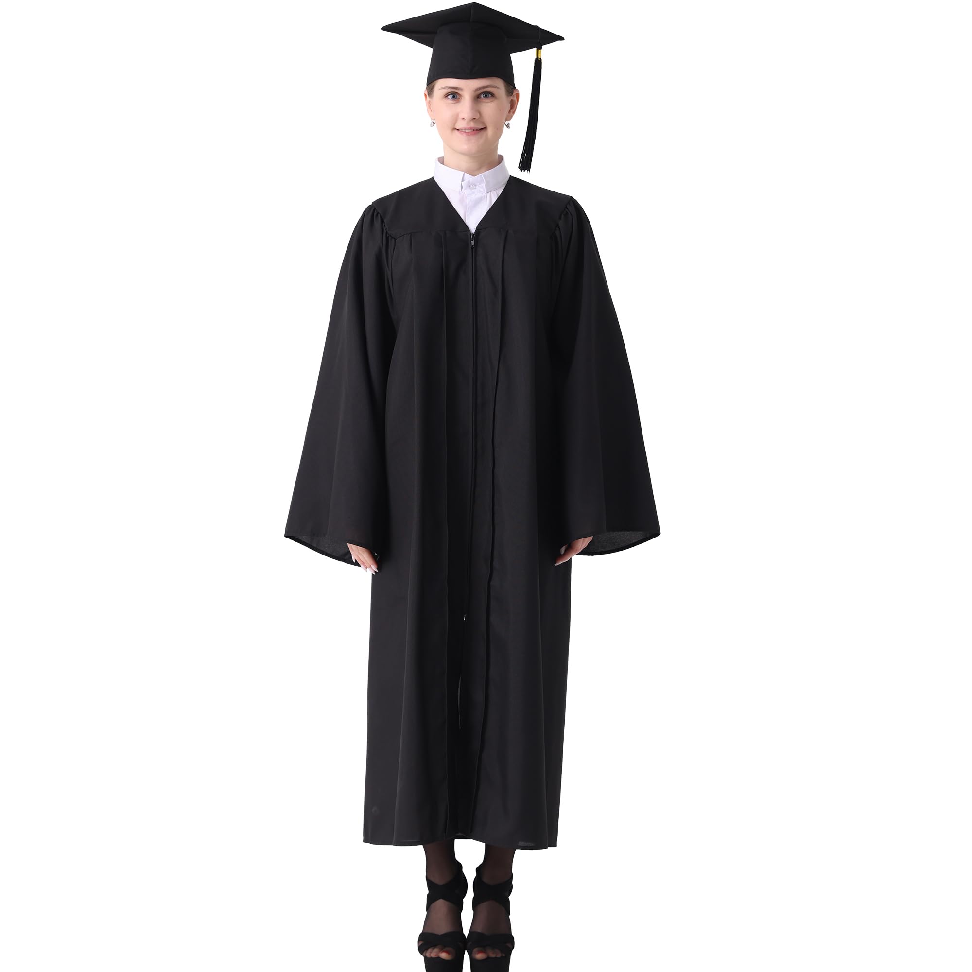 Person iklädd svart examensdräkt med rock och fyrkantig mössa med tofs.