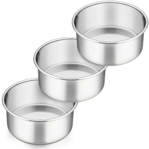 Tre runda bakformar i rostfritt stål, placerade staplade på varandra.