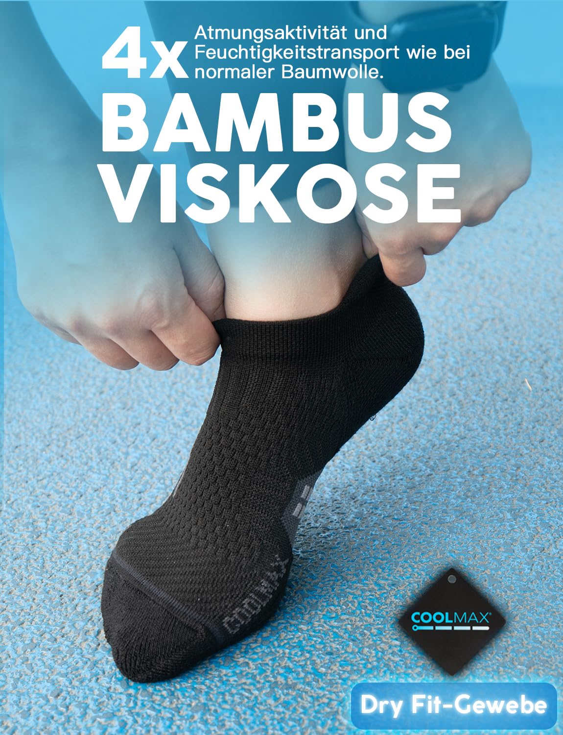 Händer drar på en svart strumpa, med text om bambusviskos och Dry Fit-tyg.