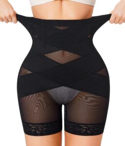 Svarta högmidjade shapingshorts med meshdetaljer, utdragna i midjan på en modell.