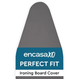 Grått strykbrädesöverdrag med blå etikett märkt ”encasaXO PERFECT FIT”.