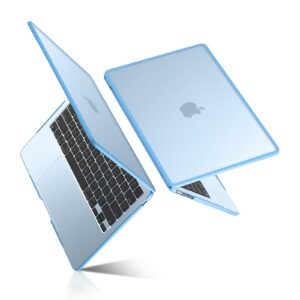 Två blå MacBook-fodral, varav ett visar en MacBook med tangentbordet synligt.