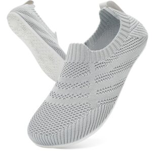 Ljusgrå slip-on-tofflor med ribbad ovandel och mönstrad ljus sula.