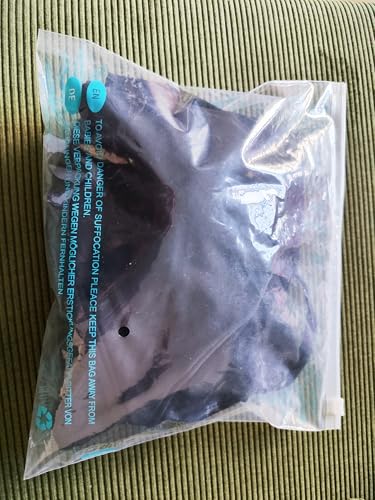 Mörkblå baddräkt förpackad i genomskinlig plastpåse.