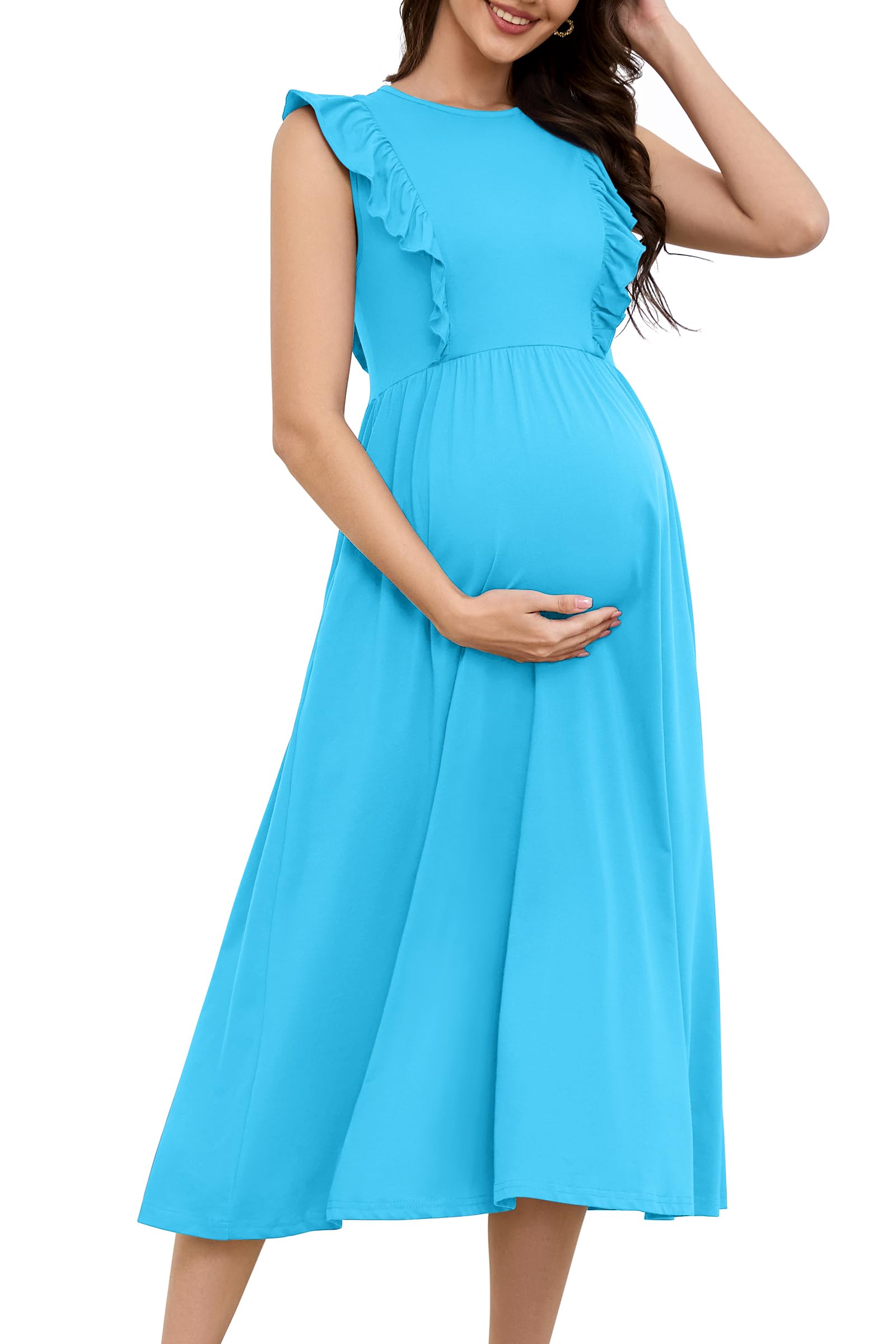 Gravid modell i turkos midiklänning med volangdetaljer håller händerna över magen.