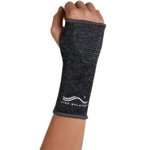 Svart handledsstöd med STEP BALANCE-logotyp på en upplyft hand.