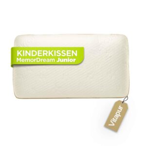 Vitapur MemoDream Junior-barnkudde med grönt produktband och hängande märkesetikett.