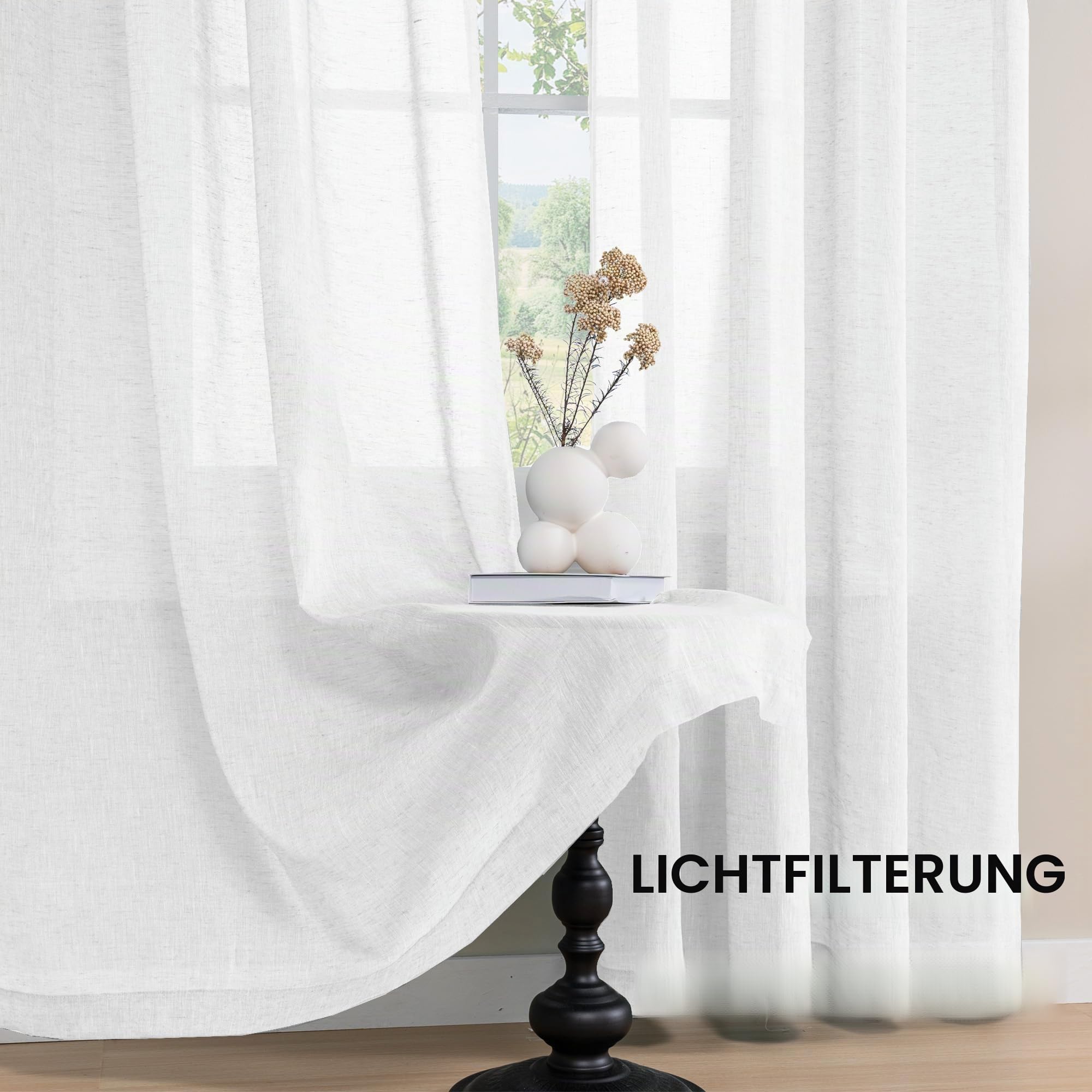 Halvtransparenta vita gardiner med dekor på ett fönster och texten ”Lichtfilterung”.
