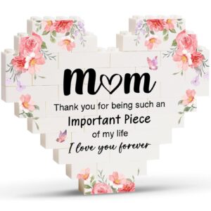 Vit hjärtformad byggklossdekoration med blommor och texten ”Mom” framtill.