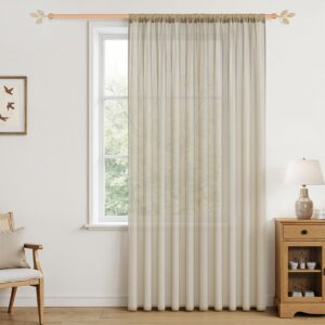 Beige skir gardin hänger framför ett fönster i ett ljust rum.