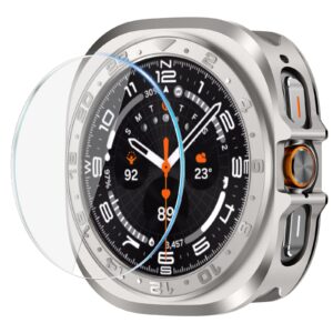 Silverfärgat skyddsfodral med upphöjd, tandad kant runt en Samsung Galaxy Watch Ultra.