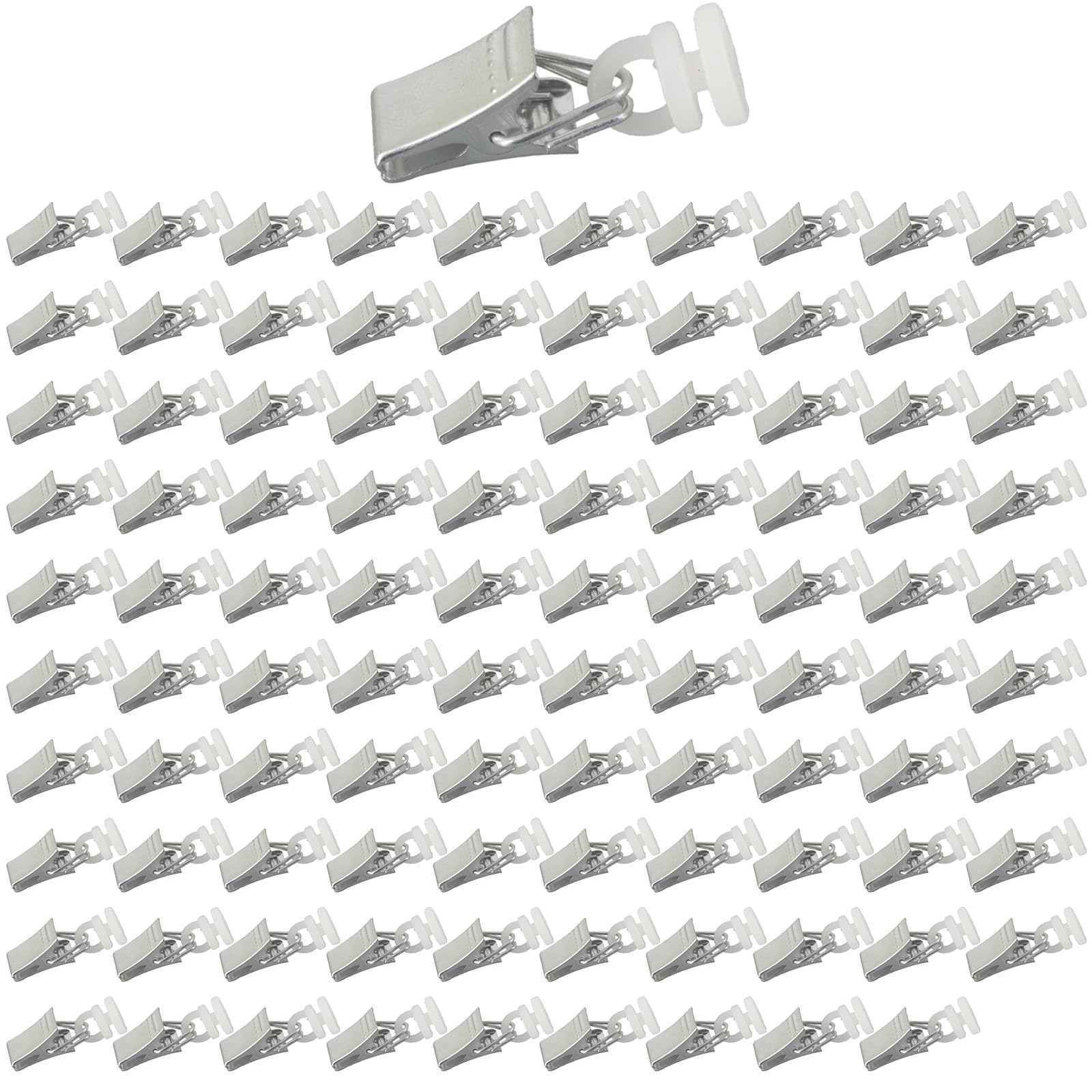 Silverfärgade gardinklämmor med vita glidbeslag, arrangerade i rader.