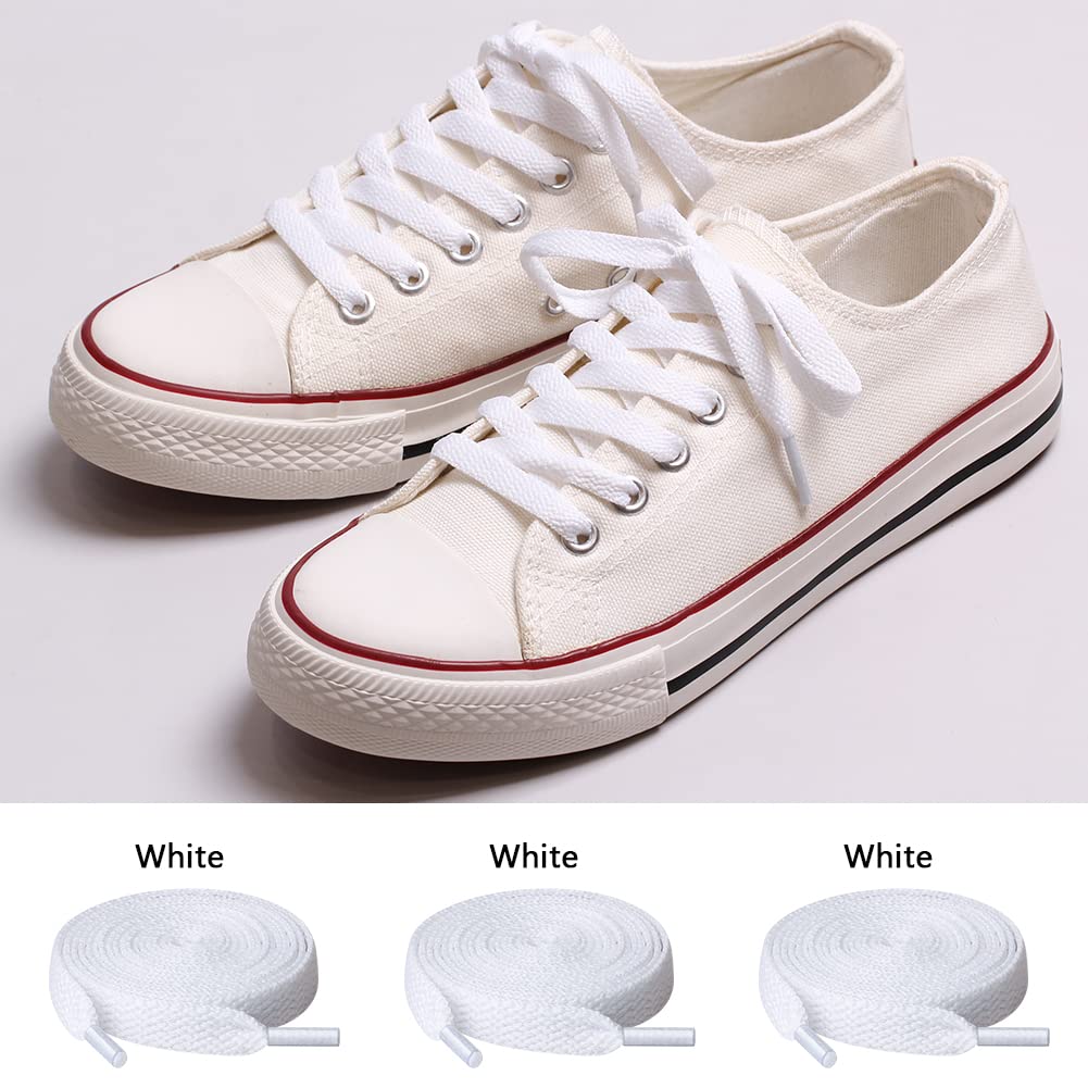 Vita sneakers med platta, vita skosnören och tre upprullade skosnören nedanför.