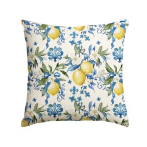 Blått kuddfodral med citroner, blå blommor och gröna blad i dekorativt mönster