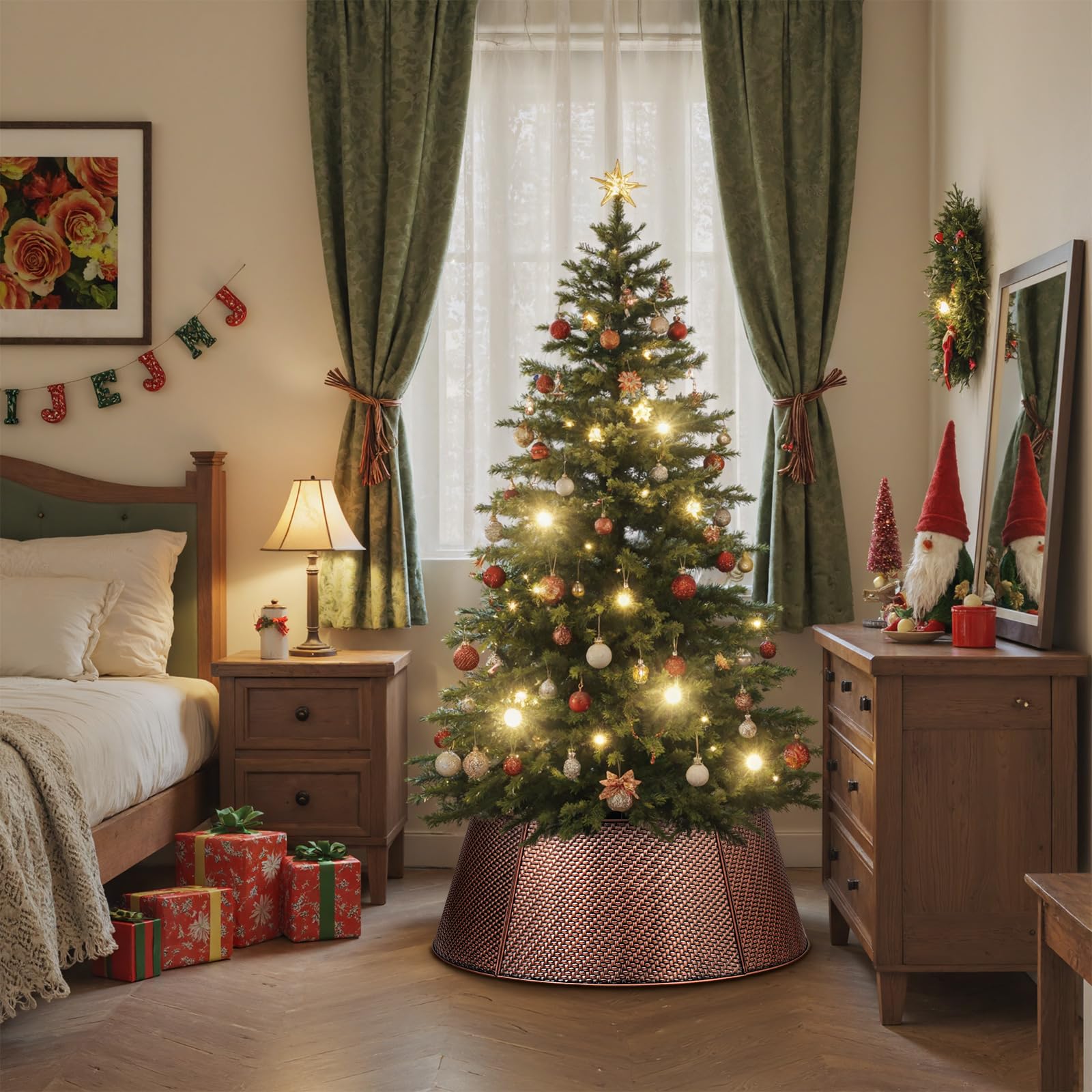 Dekorerad julgran med ljusslingor och julgranskrage i ett sovrum.