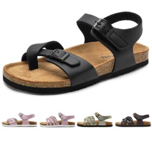 Svart sandal med två justerbara spännen och hälrem, med flera färgvarianter nedanför.
