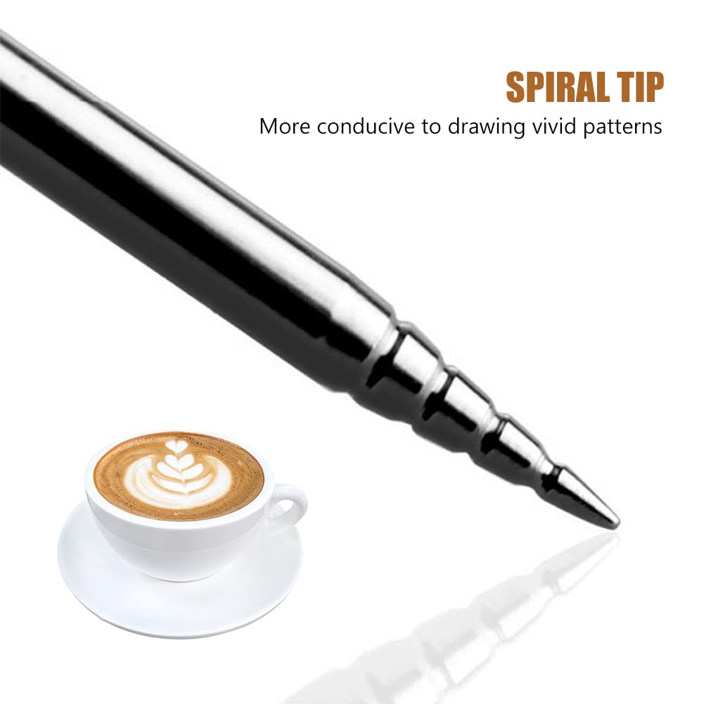 Närbild av pennans spiralformade spets bredvid en kopp latte med mönster.