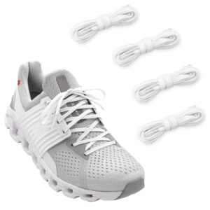 Vit sneaker med vita platta skosnören och fyra löst hopvikta skosnören bredvid.