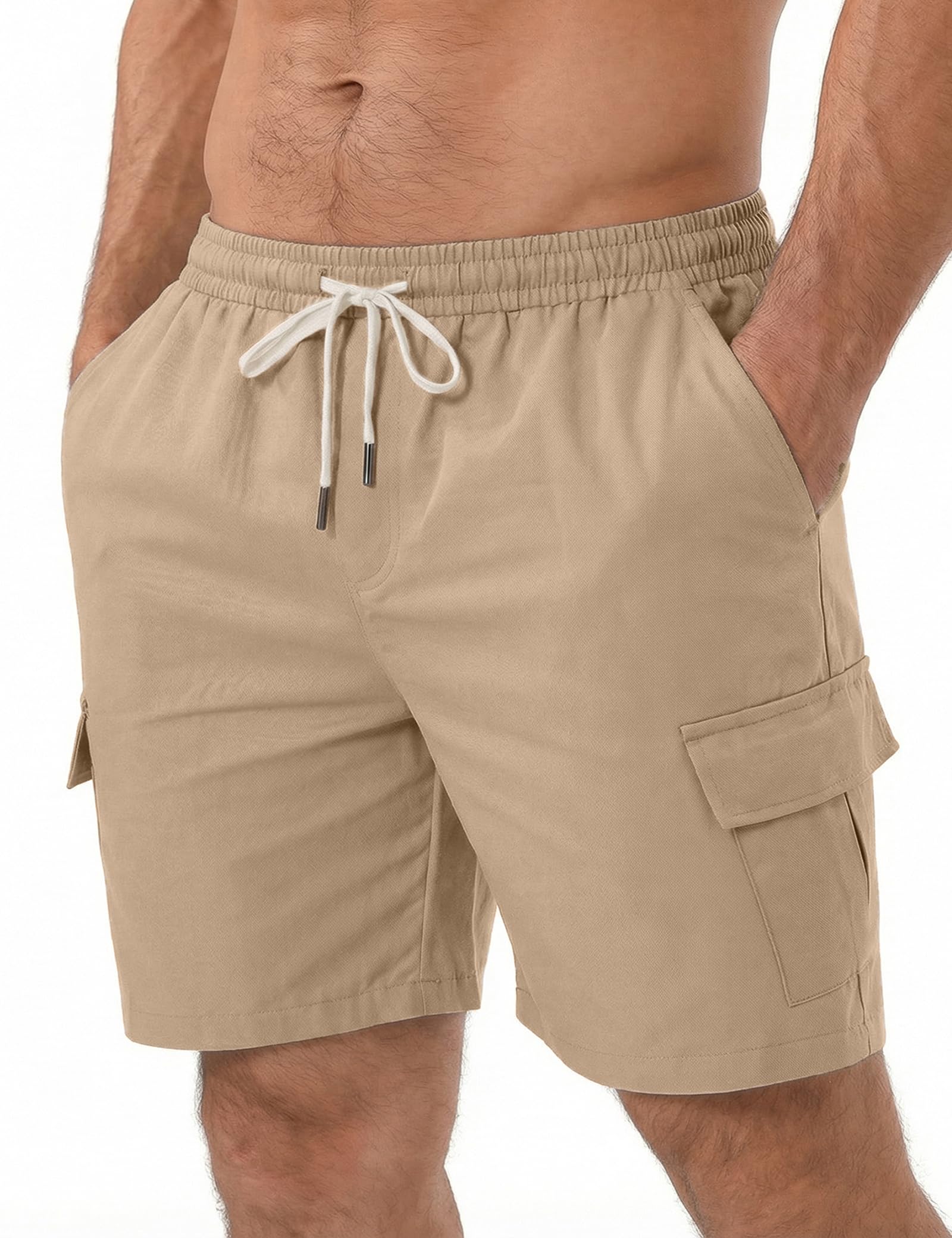 Khakifärgade cargoshorts med resårmidja, dragsko och sidofickor på modell.