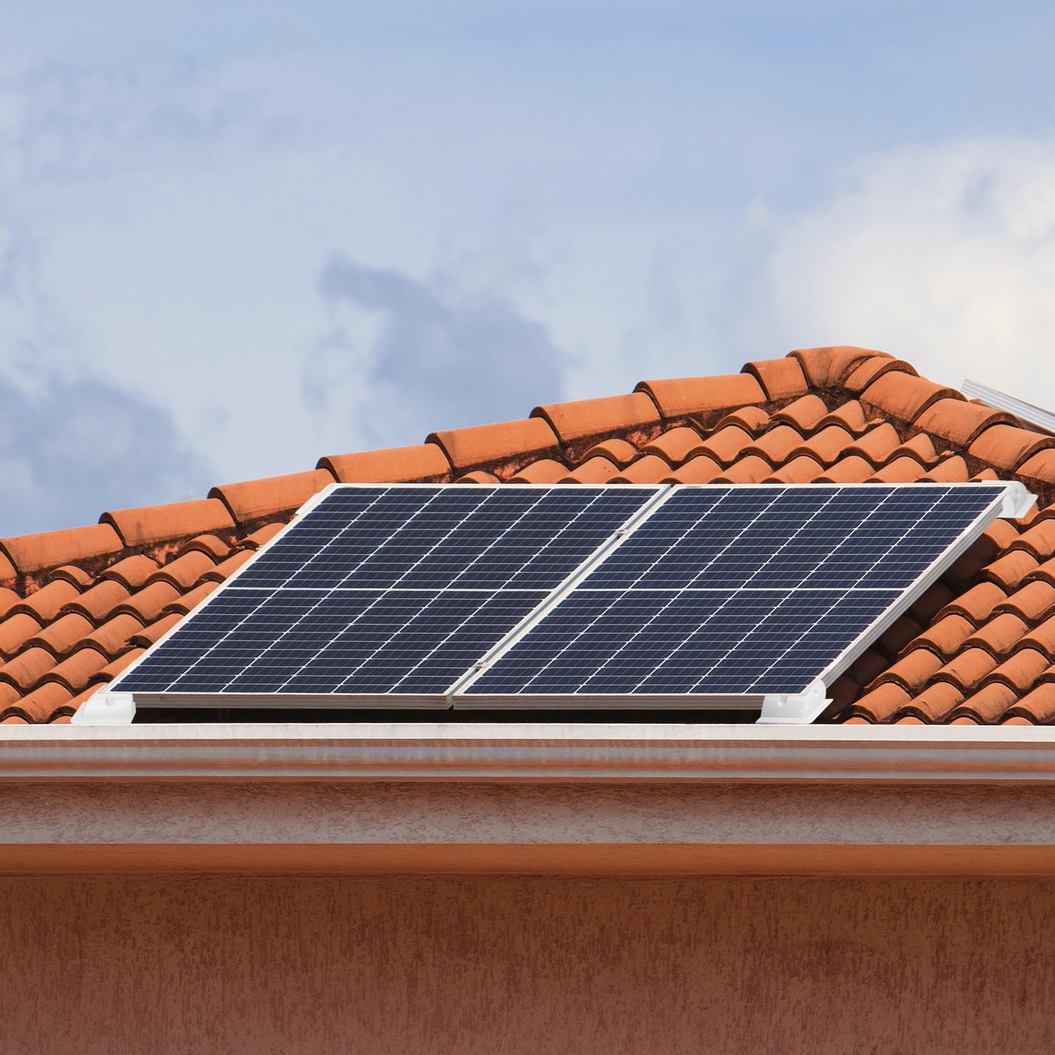 Solpanel monterad på ett tegelklätt tak.