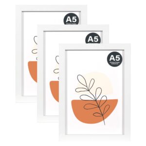 Tre vita ramar med matchande abstrakta motiv, placerade omlott.