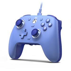 Blå trådbunden spelkontroll med dubbla styrspakar och färgmarkerade knappar.