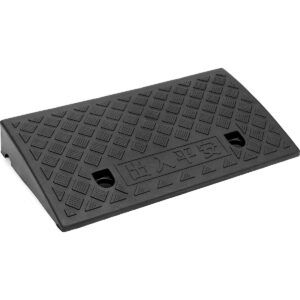 Svart ramp med strukturerad ovansida och två infällda handtag.