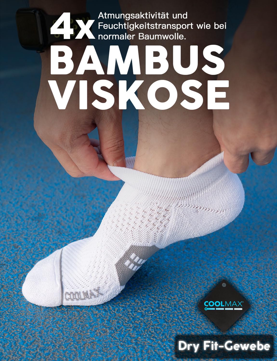 Vit ankelstrumpa dras på en fot mot blå bakgrund.