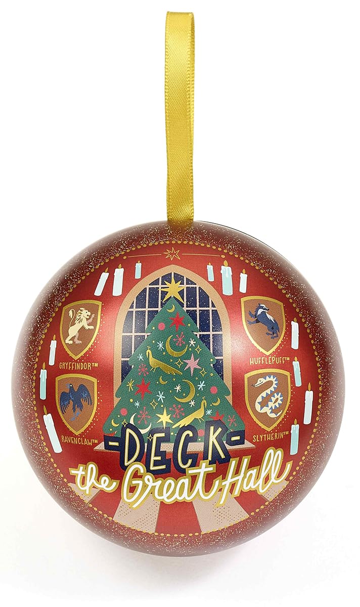 Rund juldekoration med Hogwarts stora sal, julgran och texten ”Deck the Great Hall”.