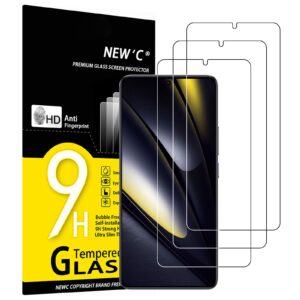Förpackning med NEW'C-skärmskydd och en mobiltelefon med tre överlappande glasskydd framför skärmen.