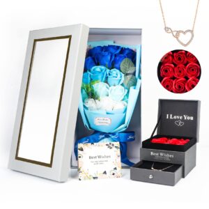 Presentask med blå och vita rosor, halsband i hjärtformat smyckesetui och gratulationskort.