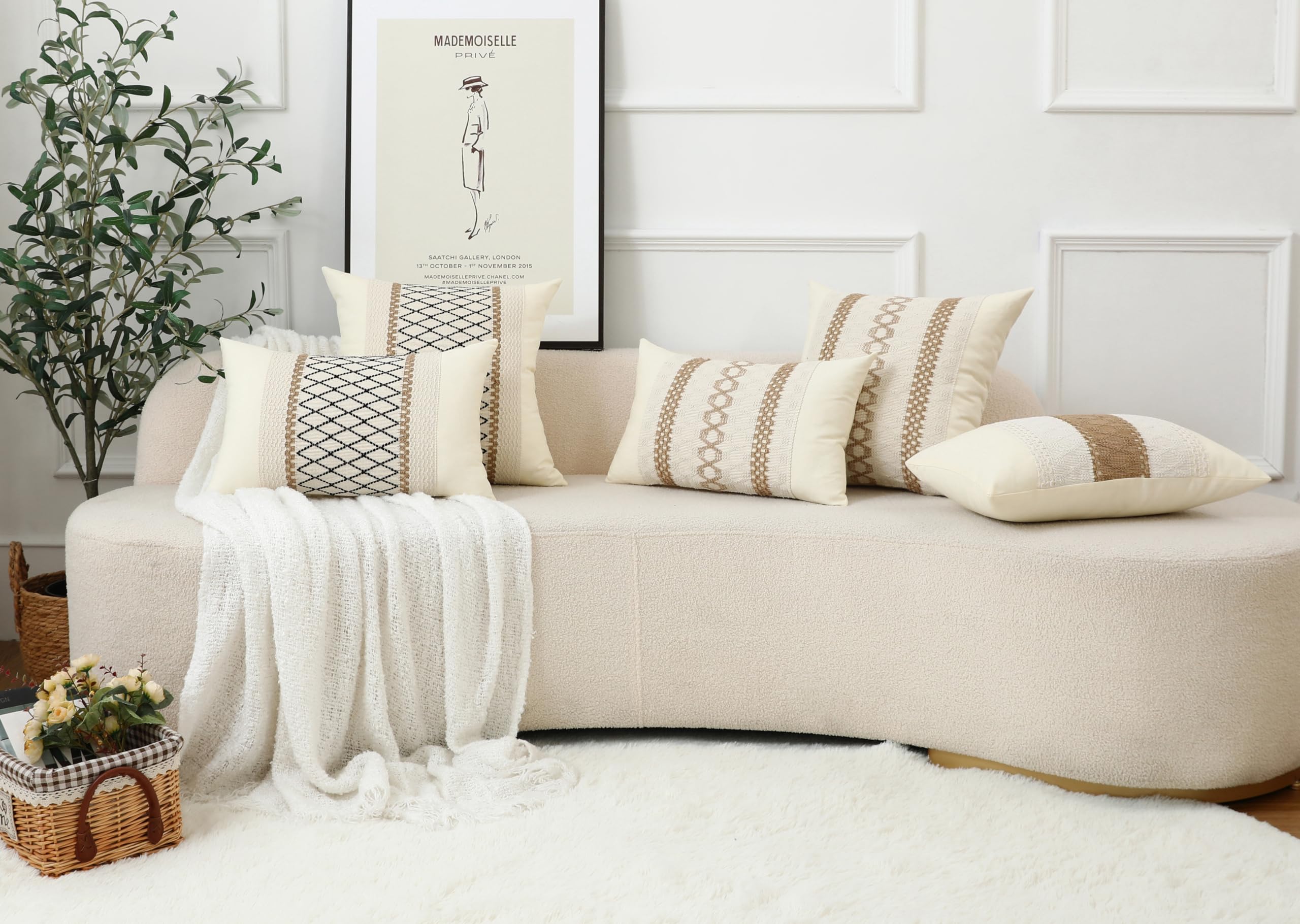 Soffa med flera dekorativa kuddfodral i vävt rutmönster och beige detaljer.
