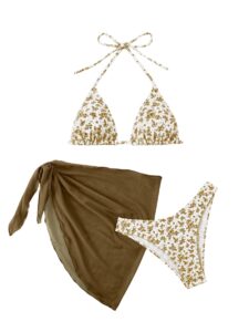 Tredelad bikini med blommigt mönster och brun omlottkjol.